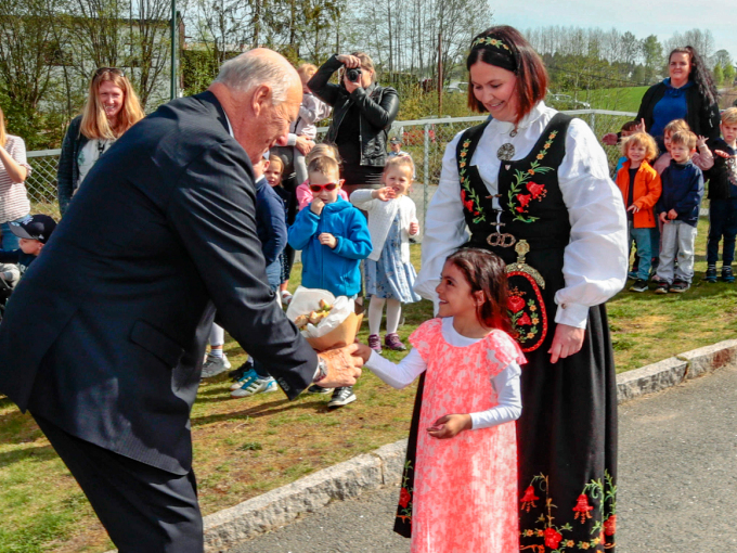 Seks år gamle Chourouk Hamid gav Kong Harald blomster da han kom til Lindormen. Foto: Lise Åserud / NTB scanpix